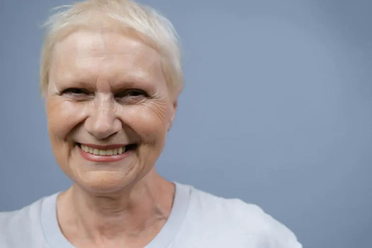Cheveux blancs : comprendre, assumer ou couvrir