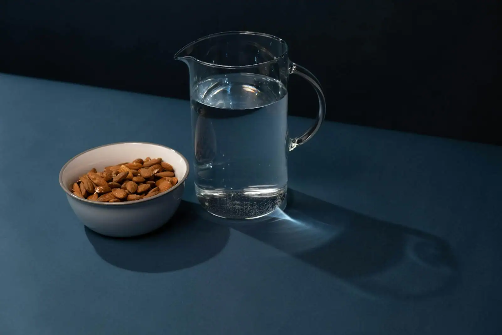 Dragées aux amandes blanches et colorées présentées dans une coupe, pour une fête de famille