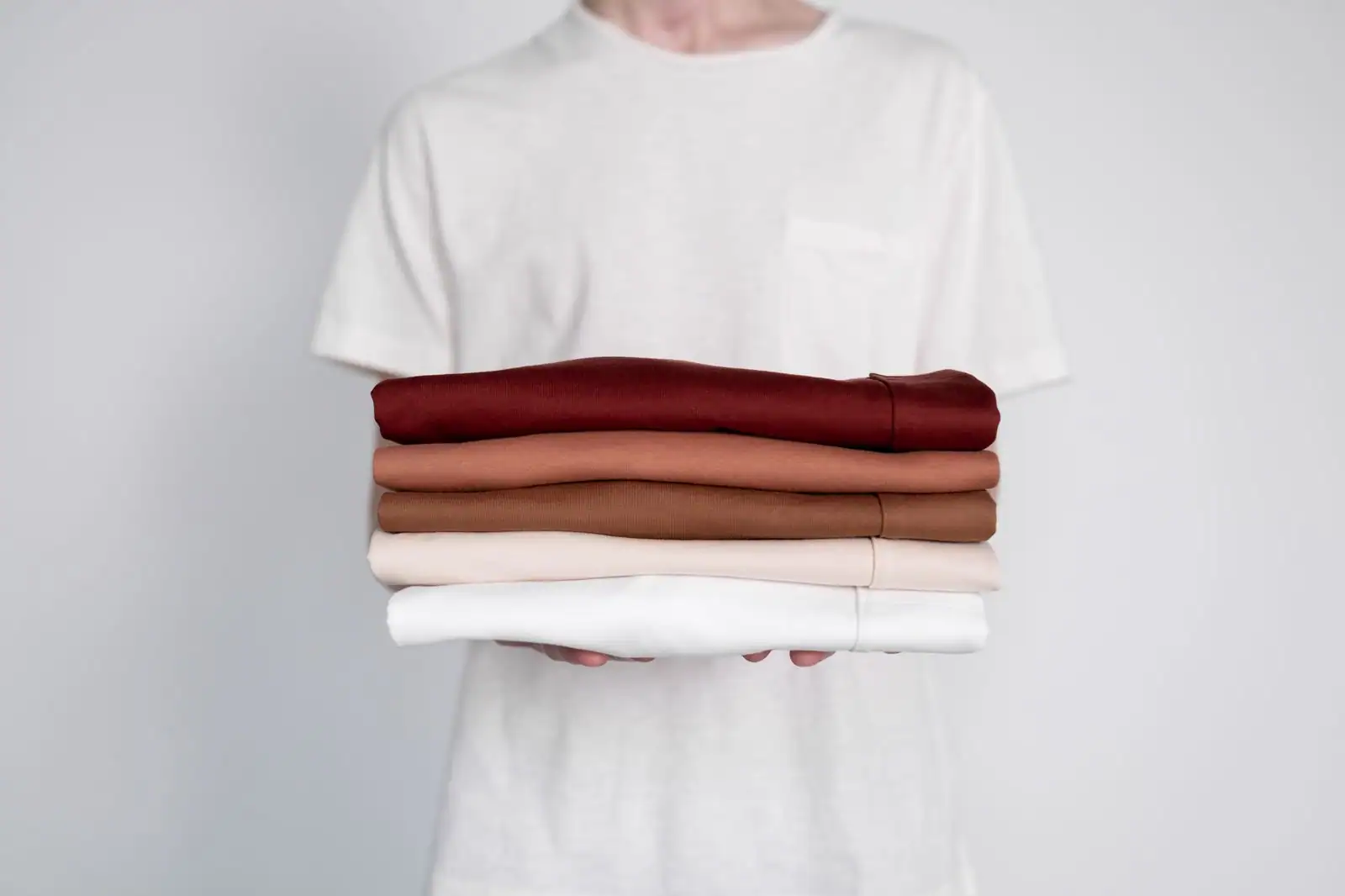 Vestiaire masculin sobre : chemise, maille et veste aux tons neutres posées avec soin