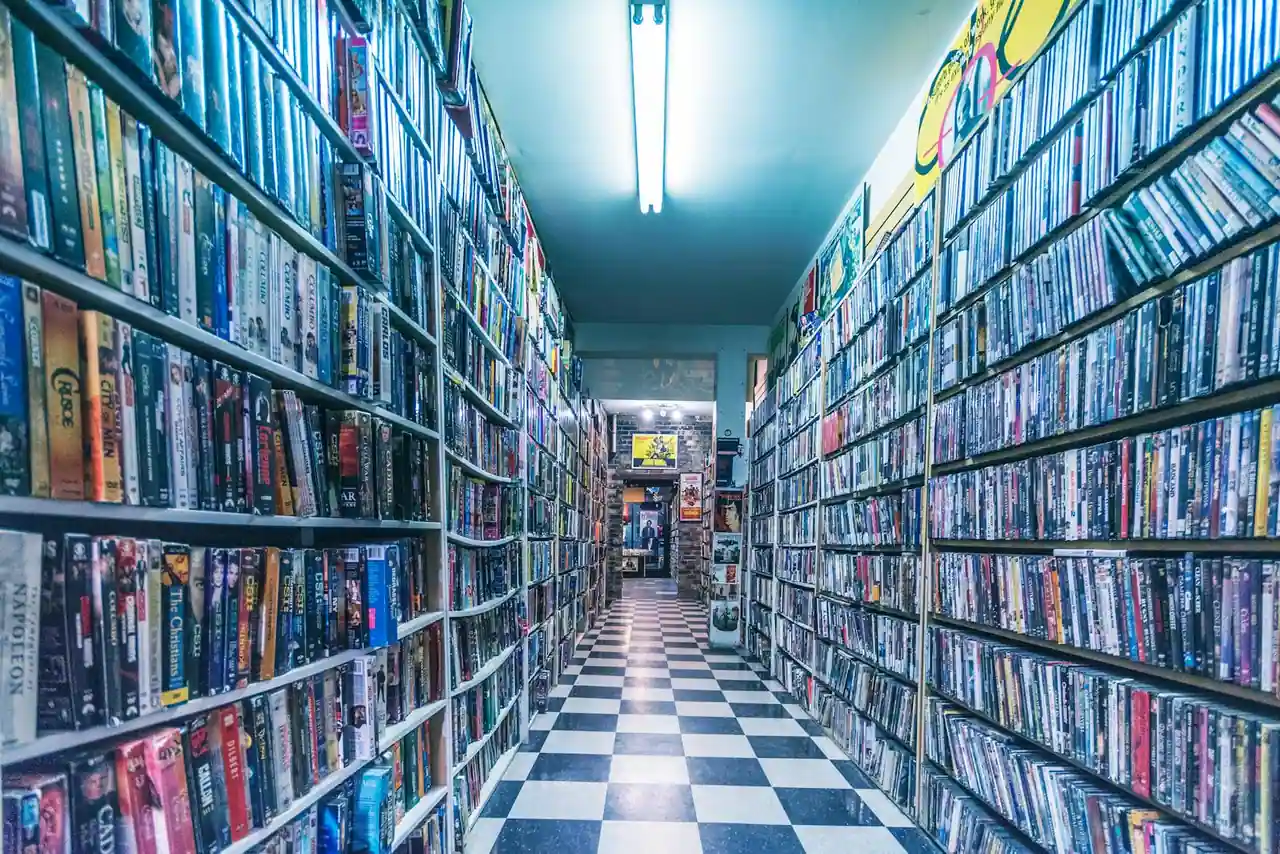 Rayonnages d'une boutique de jeux vidéo avec consoles rétro et jeux d'occasion