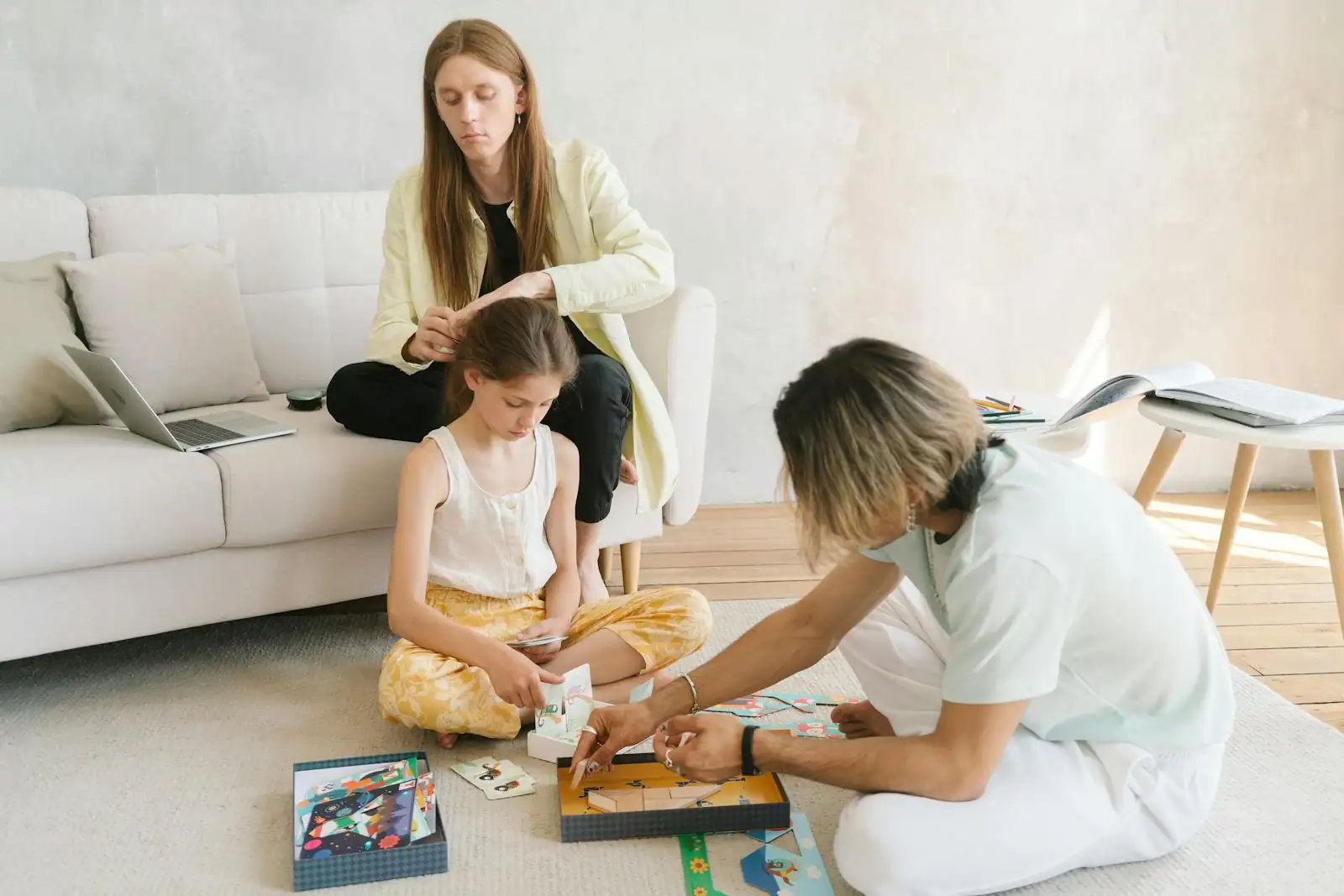 Famille réunie autour d'un jeu de société d'aventure sur une table de salon