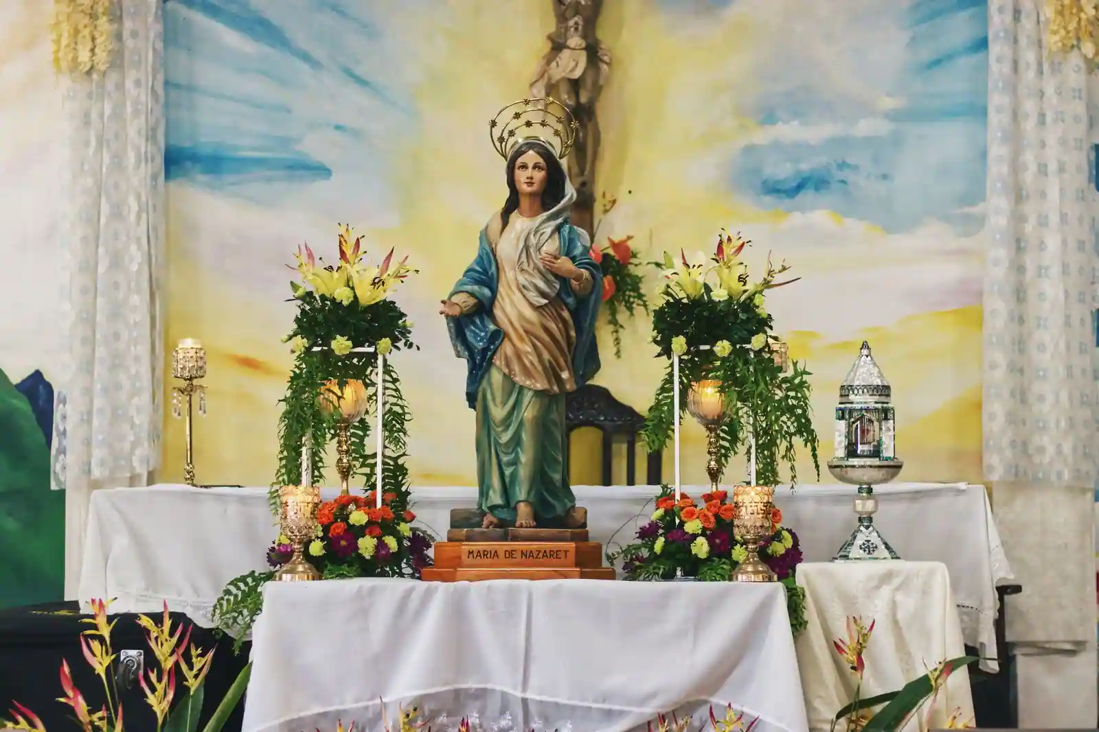 Statue de la Vierge Marie dans la lumière d'une église, évoquant un cheminement spirituel