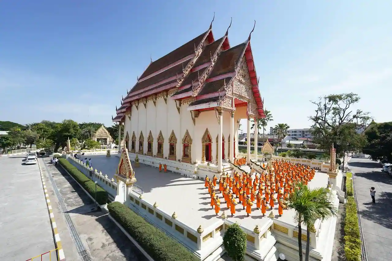 Temple bouddhiste doré en Thaïlande baigné de lumière, symbole de la spiritualité du pays.