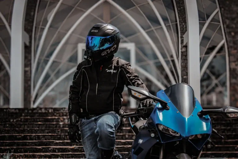 Accessoires moto : l&rsquo;équipement à connaître avant de rouler
