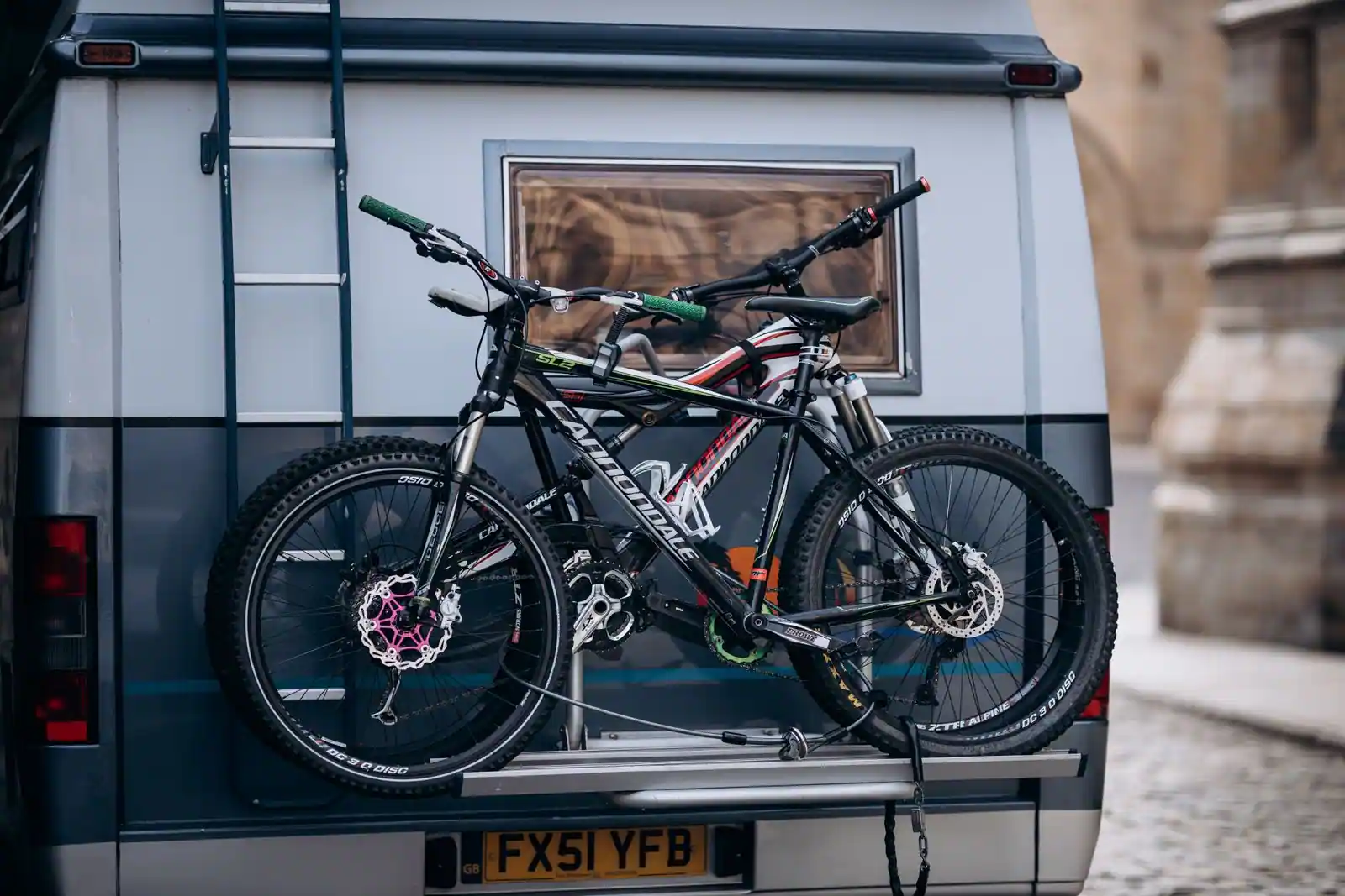 Deux vélos installés sur un porte-vélos fixé à l'arrière d'un véhicule