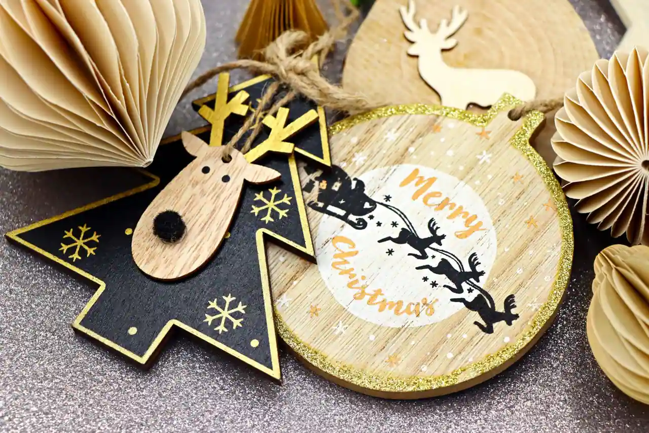 Décorations de Noël faites main : ornements en bois et rosaces en papier, motifs de flocons et de renne