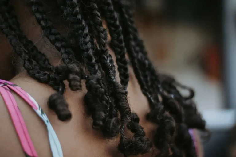 Cheveux crépus : les comprendre et en prendre soin