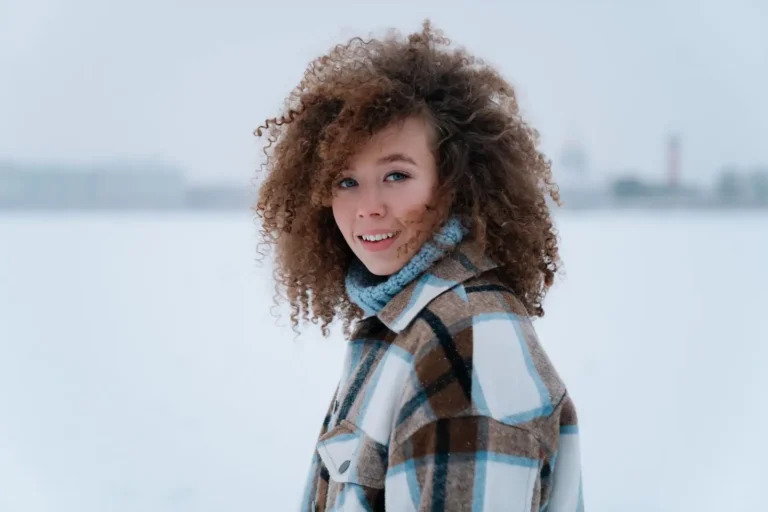 Cheveux frisés : comprendre ses boucles et en prendre soin