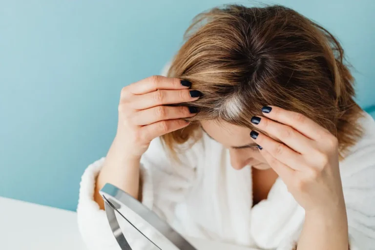 Cheveux gras : comprendre pourquoi ça regraisse et quoi faire