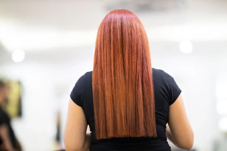 Cheveux lisses : les méthodes qui marchent sans abîmer