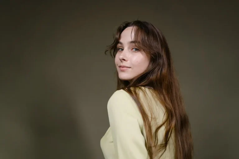 Coupe de cheveux mi-long femme : choisir selon son visage