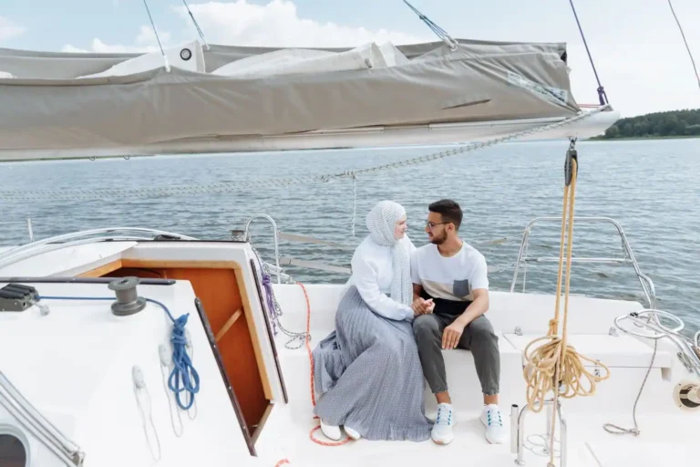 Draguer sur un bateau : aborder avec justesse en croisière