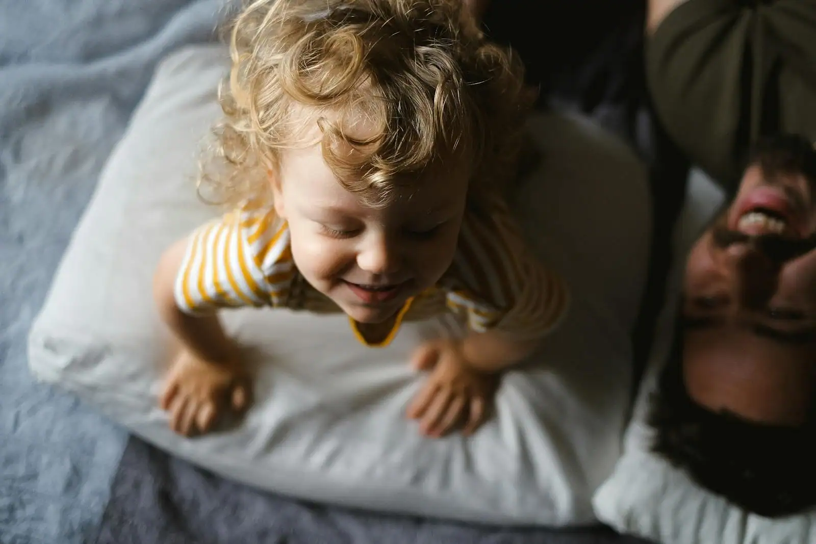 Un parent et son jeune enfant dans un moment ordinaire du quotidien