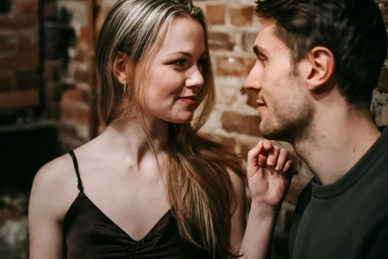 Comment flirter avec un homme : signaux et réciprocité