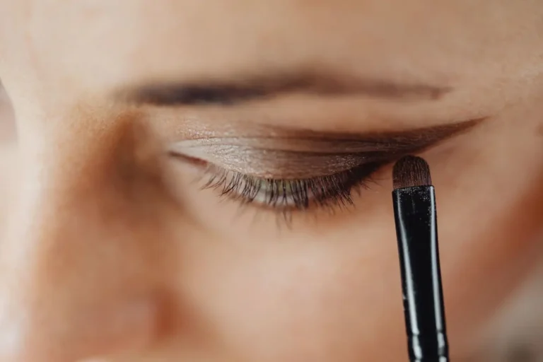 Maquillage yeux marrons : les couleurs qui subliment le regard