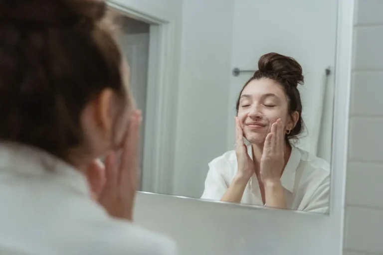 Nettoyant visage : bien le choisir et l&rsquo;utiliser selon sa peau