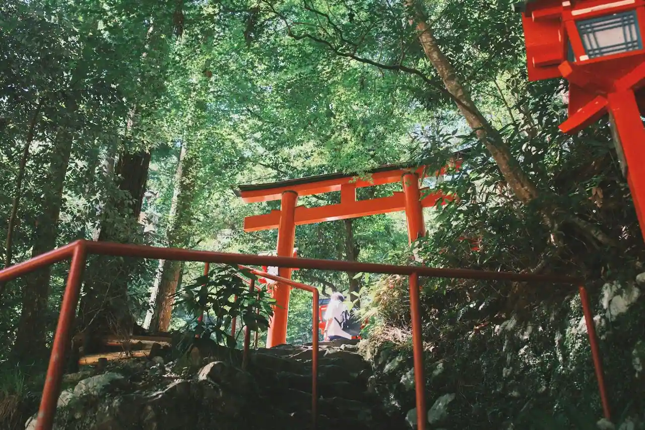 Portail torii rouge à l'entrée d'un sanctuaire shinto au Japon