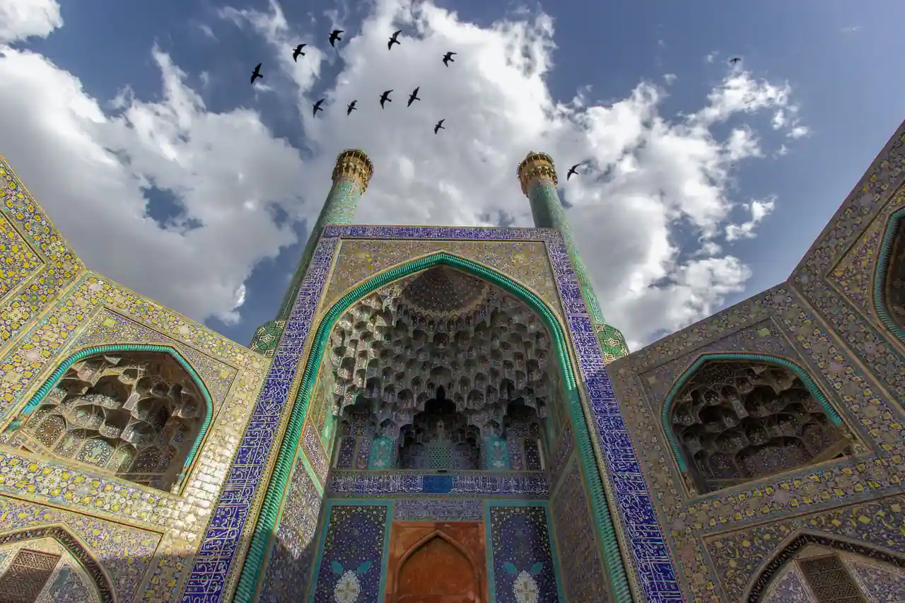 Portail et minarets de la mosquée d'Ispahan, en Iran, ornés de mosaïques bleues.