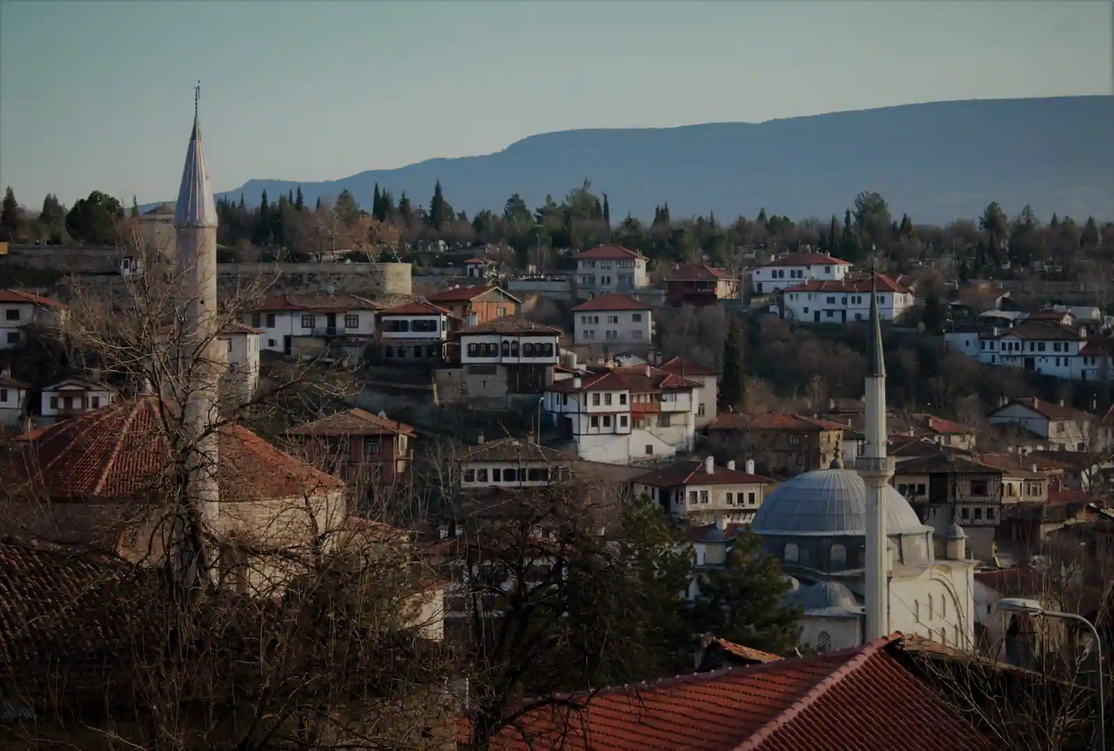 Ville de tradition ottomane dominée par les minarets de ses mosquées