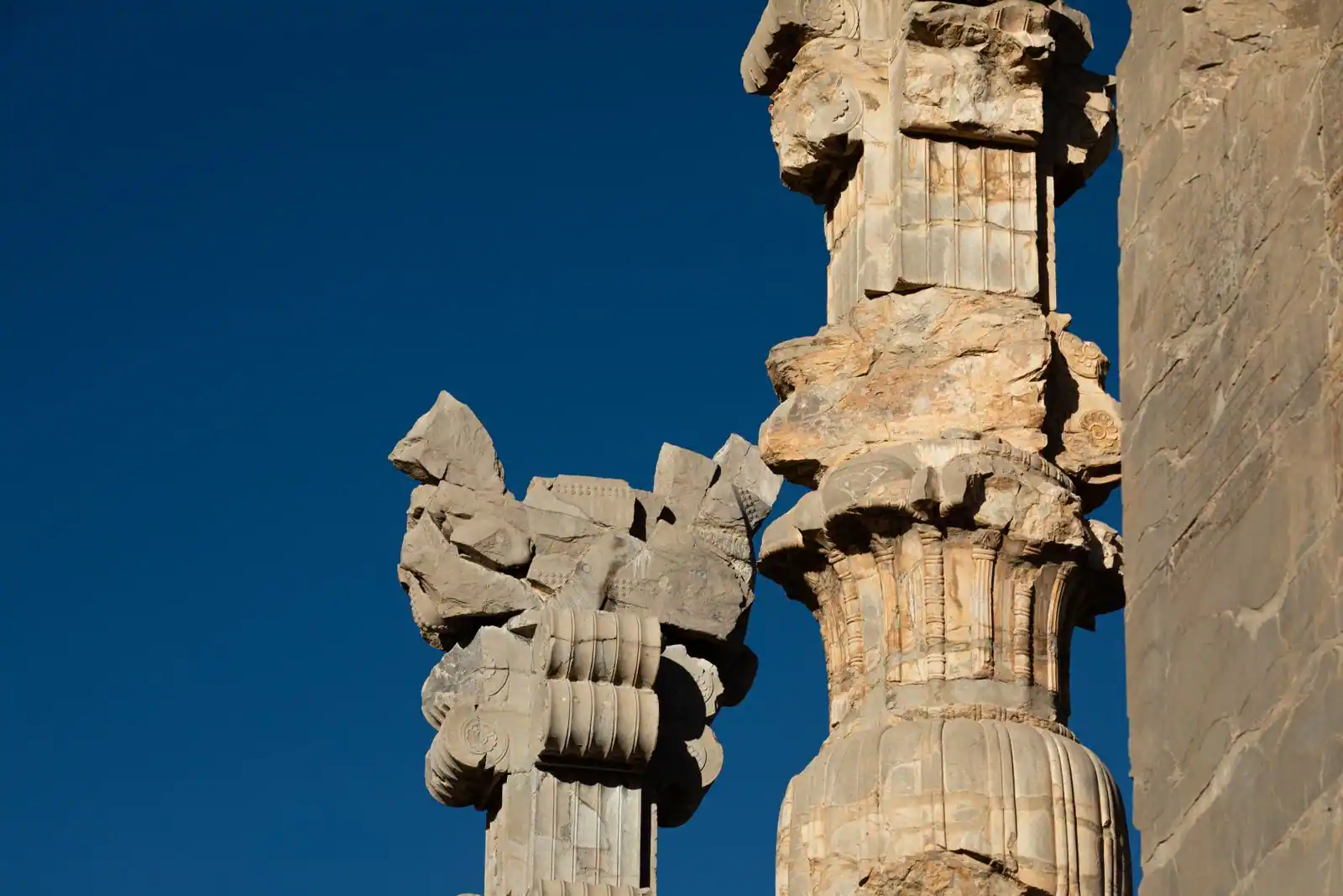Vestiges de pierre sculptés de l'ancienne cité perse de Persépolis