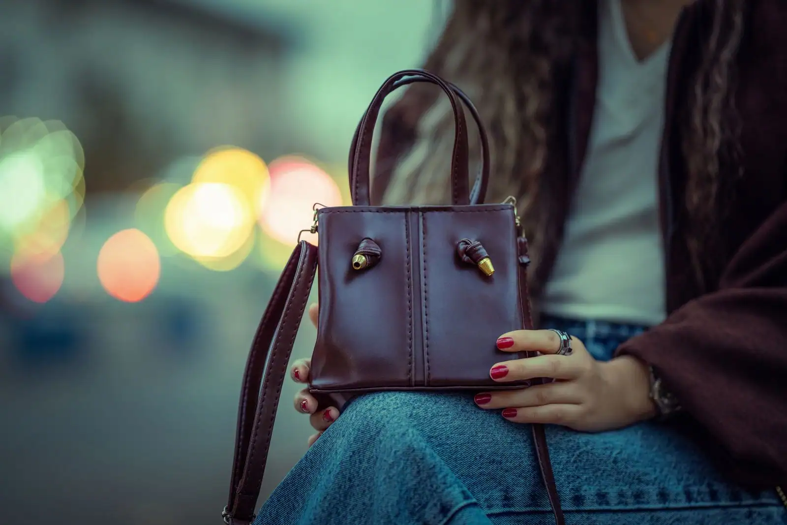 Petit sac à main en cuir muni d'une longue lanière de bandoulière