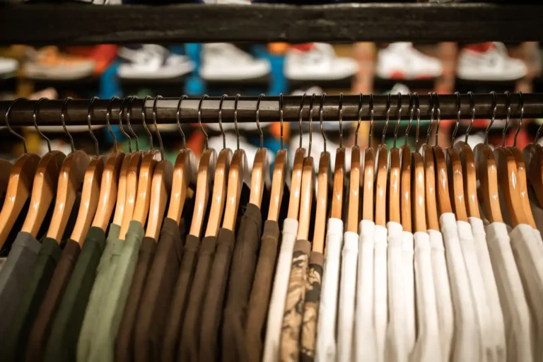 Vêtements de marque : décoder la valeur d&rsquo;une étiquette