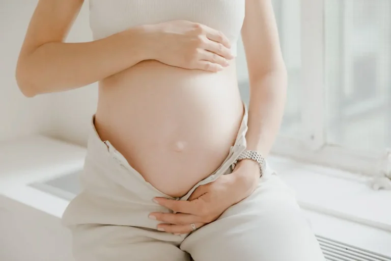 Vêtements de grossesse : s&rsquo;habiller juste sans tout racheter
