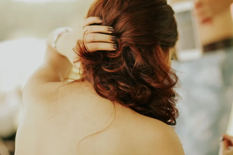 Cheveux acajou : décoder le reflet et prédire le rendu