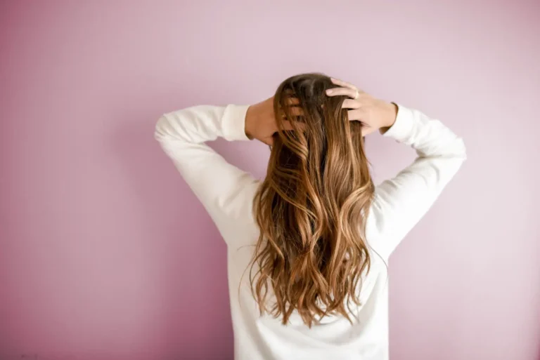 Cheveux caramel : la nuance, le placement et l&rsquo;entretien