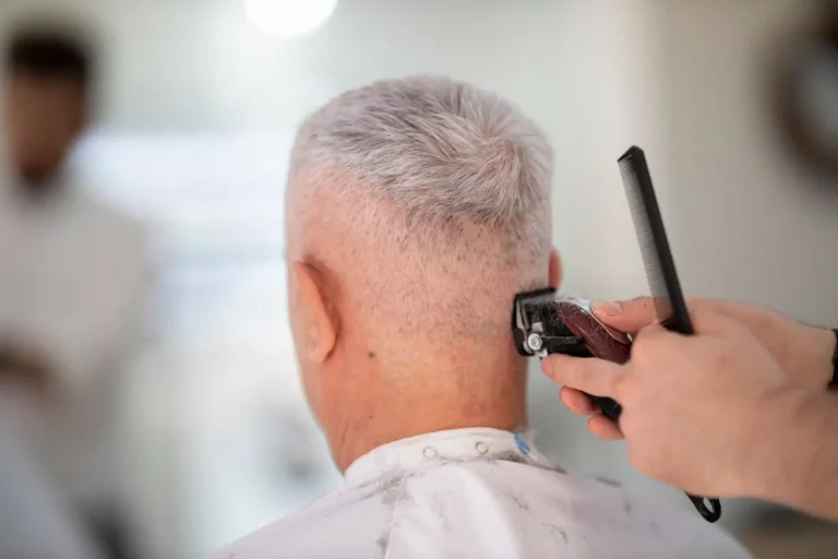 Cheveux homme court : ce que la coupe engage vraiment