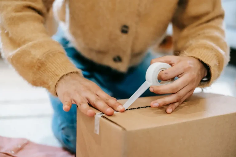 Envoyer des vêtements par La Poste : format, emballage et suivi