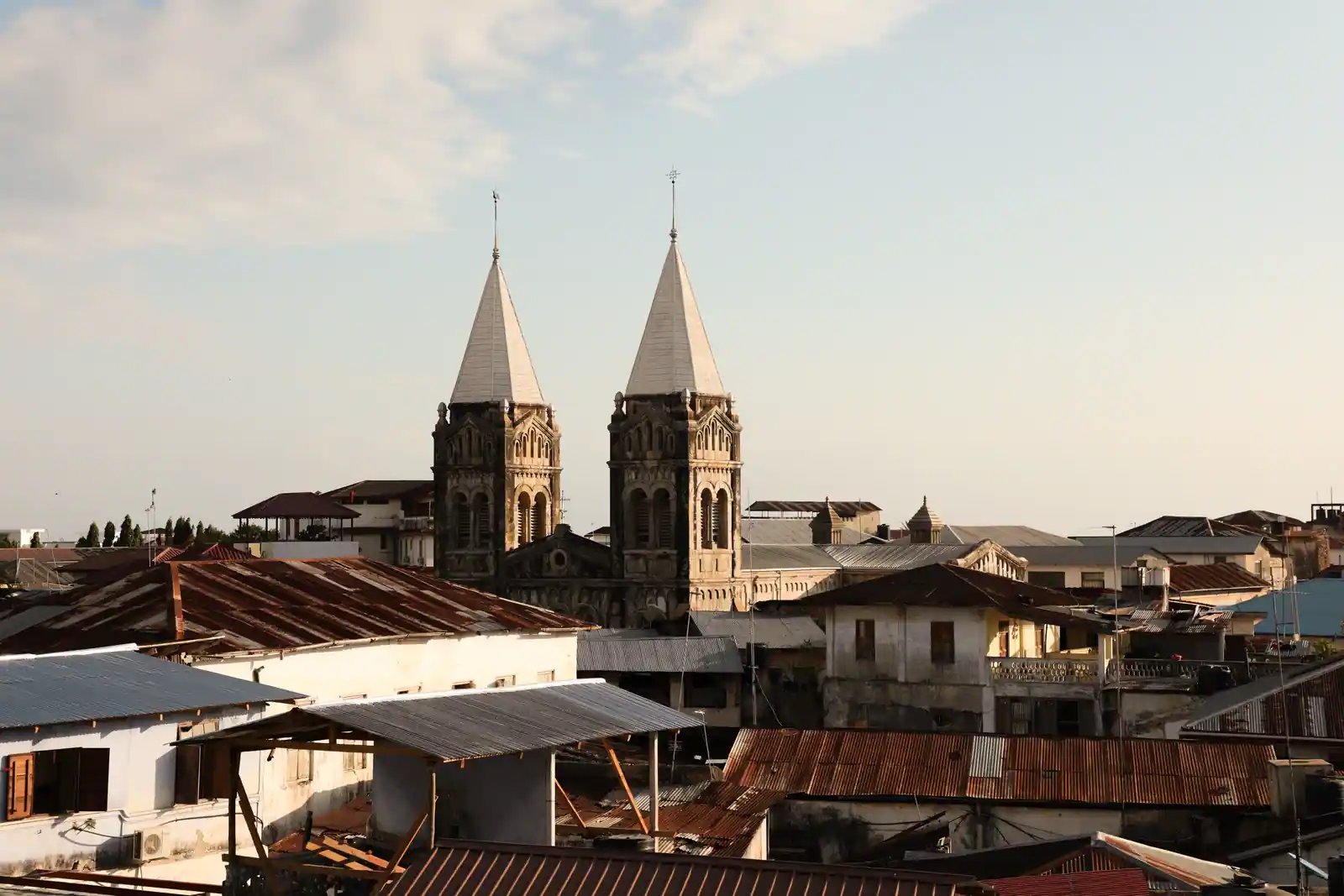 Les deux flèches de l'église Saint-Joseph émergent des toits de tôle de Stone Town, à Zanzibar