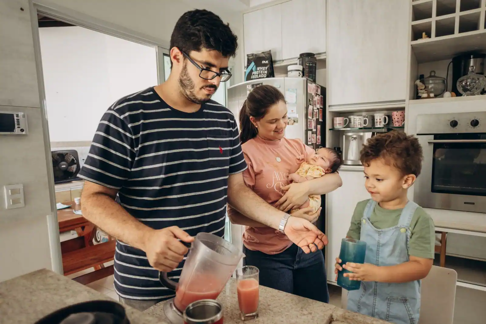 Une famille réunie dans la cuisine, parents et enfants, un moment ordinaire du quotidien.
