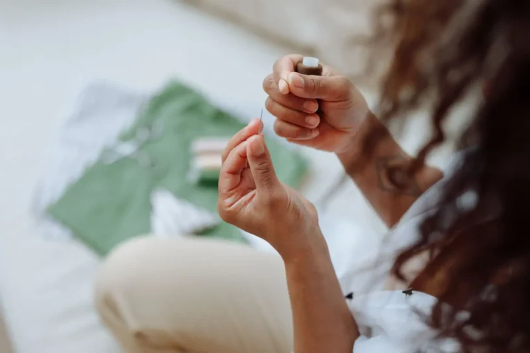 Vêtements usés : réparer, déclasser ou vraiment s’en séparer
