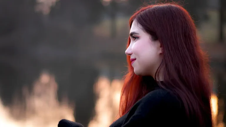 Cheveux rouge foncé : à qui ça va et comment garder la couleur intense