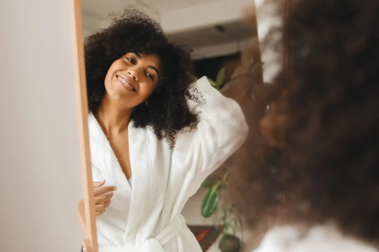 Cheveux ondulés ou bouclés : comment les distinguer (et ce que ça change vraiment)