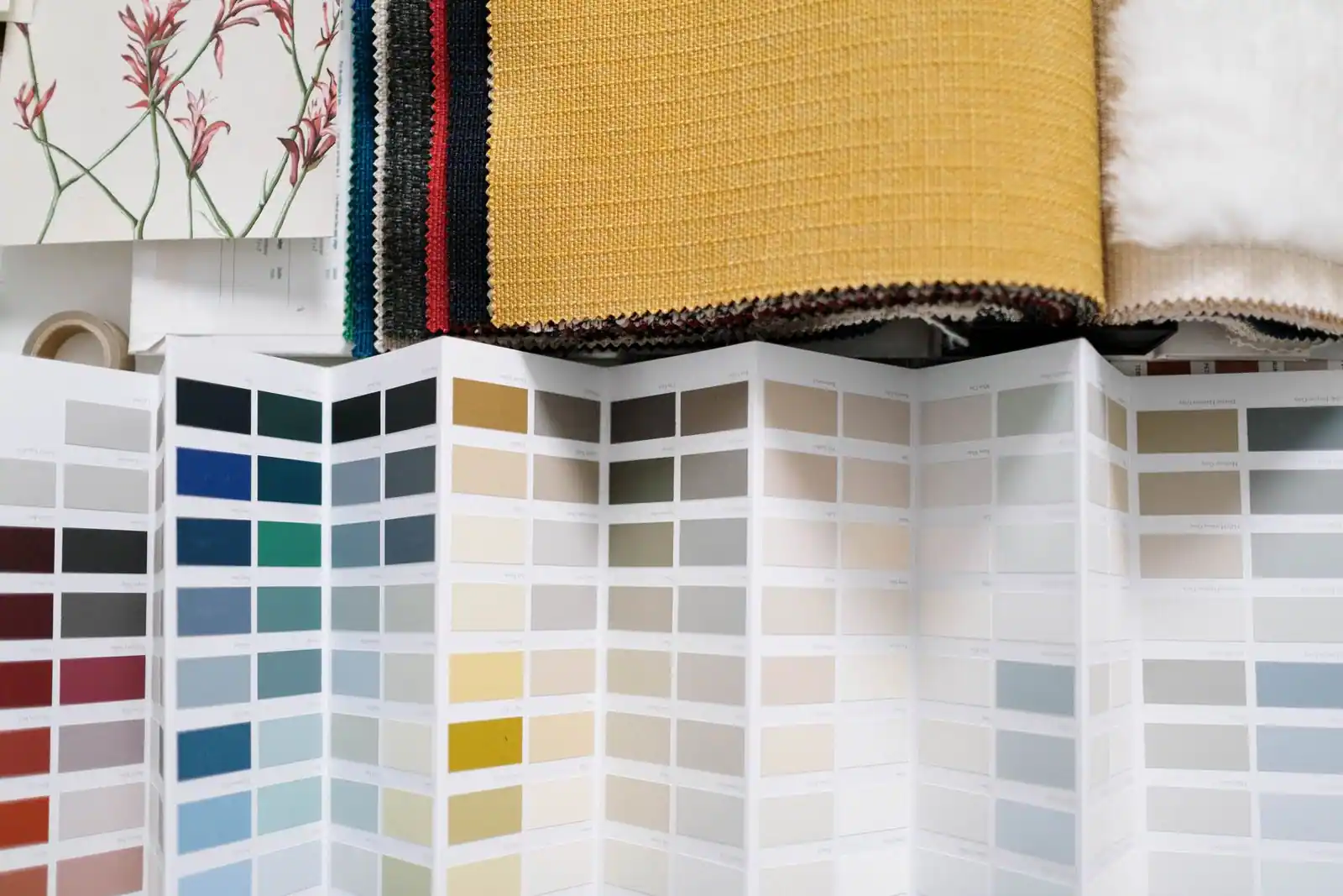 Échantillons de tissus colorés aux tons pastel et vifs représentant une palette de tendance mode.