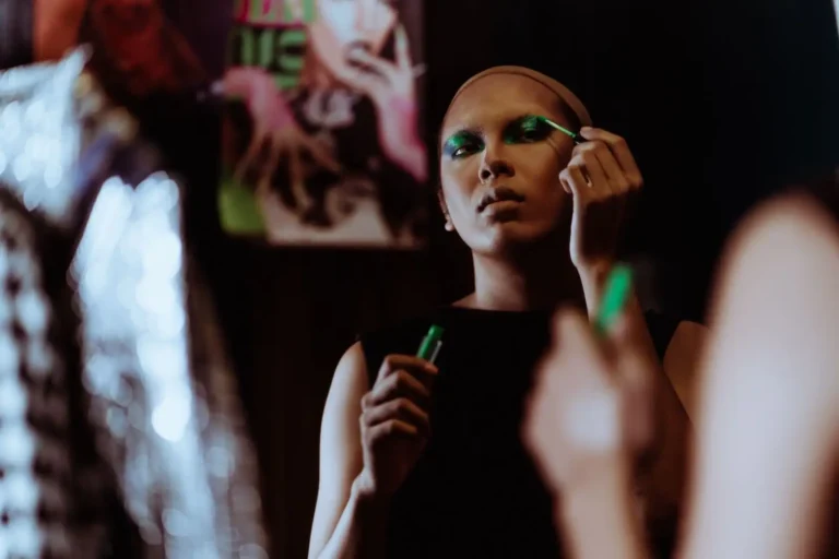 Maquillage Cléopâtre : réussir le trait graphique étape par étape