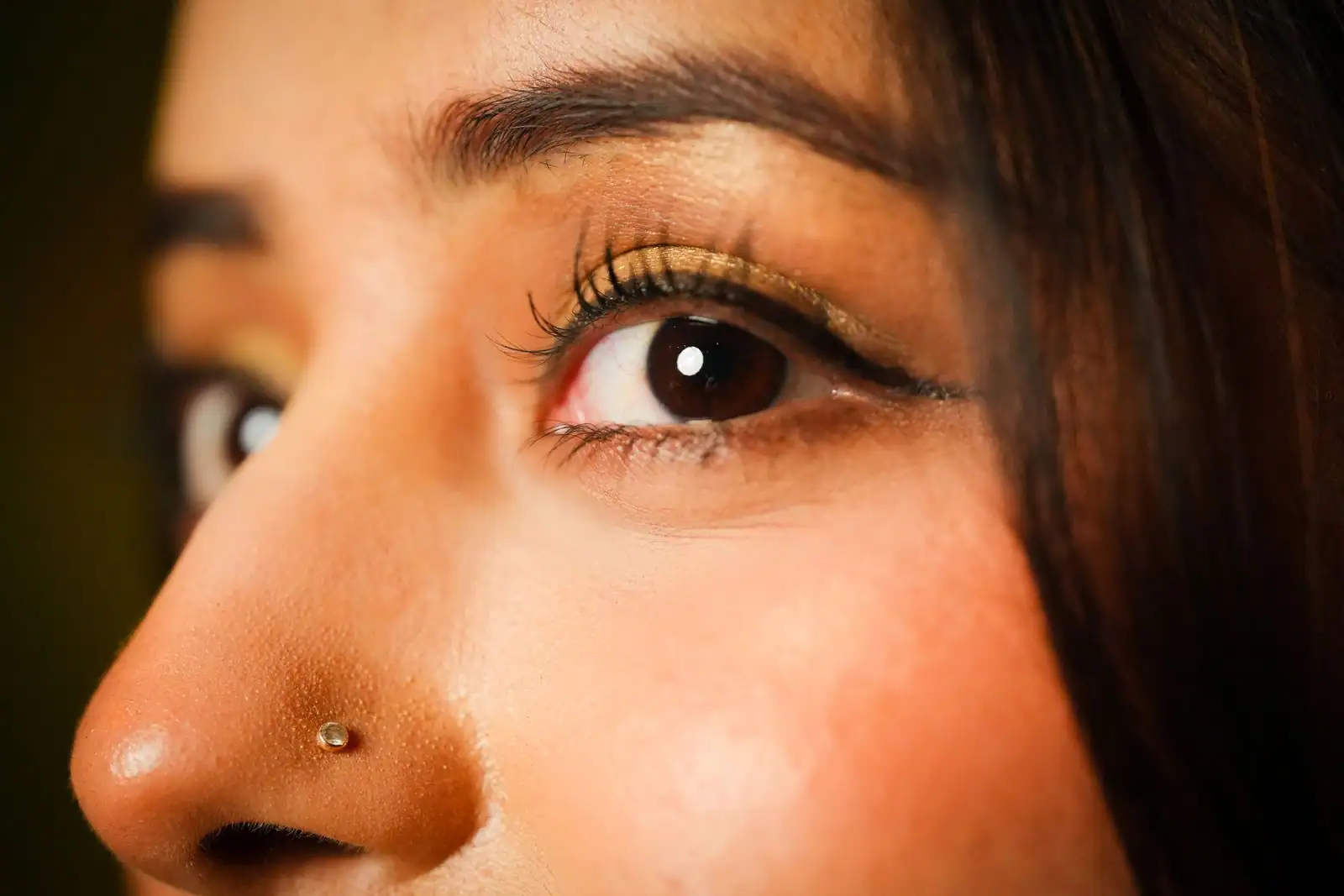Maquillage yeux marrons aux teintes cuivrées pour un mariage