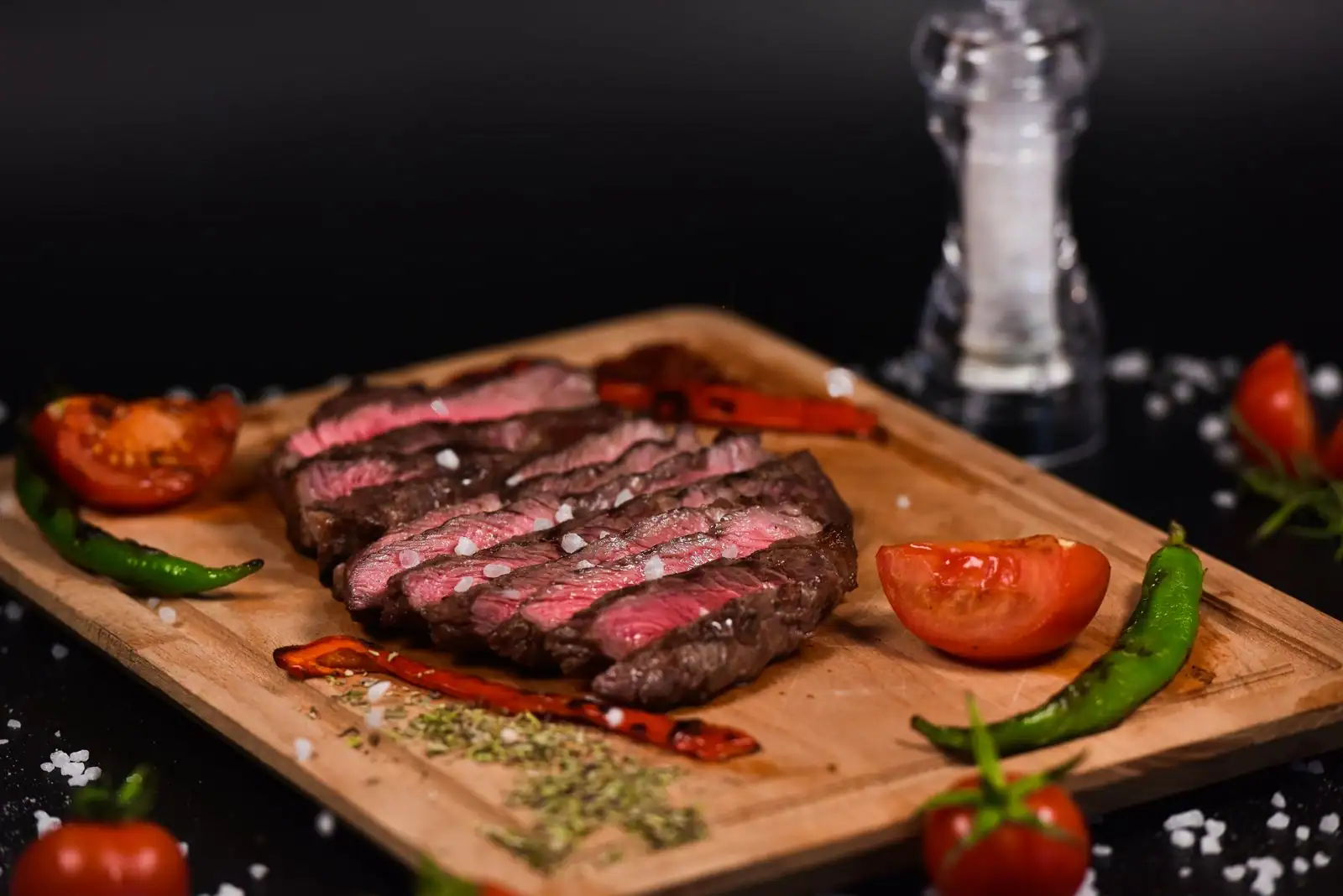 Une pièce de viande grillée tranchée montrant un cœur rosé