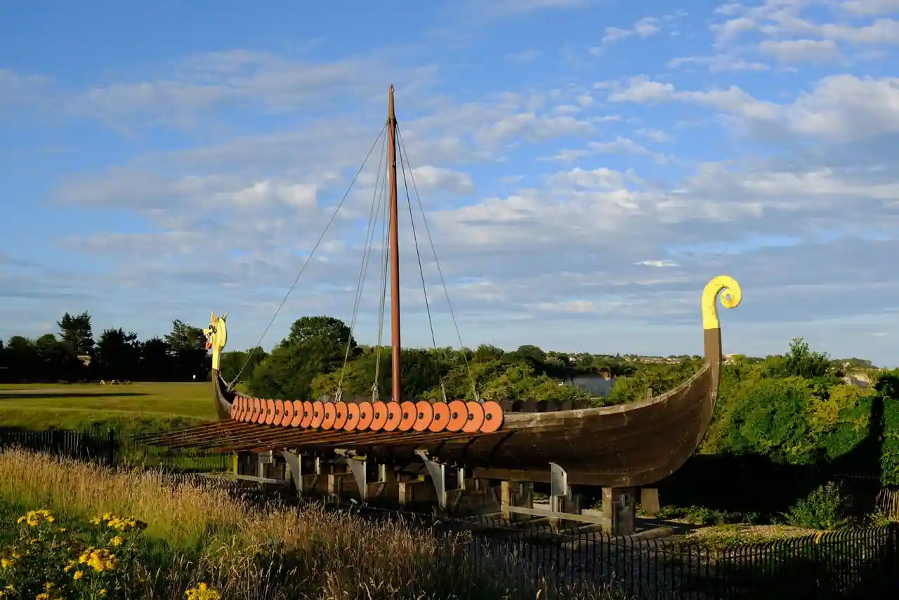 Réplique de drakkar viking en bois avec ses boucliers, exposée en extérieur