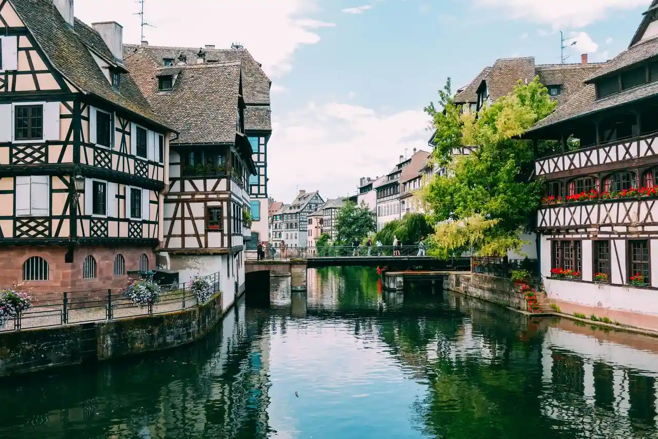 Village alsacien à colombages fleuri dans le Bas-Rhin